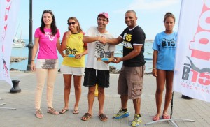 El concejal de Deportes de Yaiza hace entrega del trofeo al ganador (1000x607)