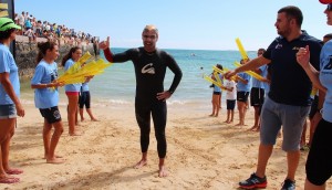 “Conseguir la cuarta victoria consecutiva ha sido muy emocionante”, apunta el nadador vasco, que gana con tiempo de 4:45:20 horas. 
