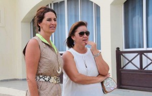 La directora del CEIP Playa Blanca con la alcaldesa de Yaiza