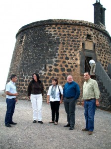 Representantes del Cabildo y del Ayuntamiento durante la visita al castillo web.