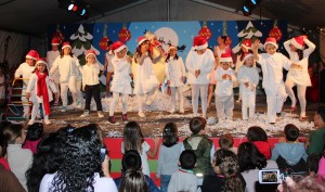 El espectáculo protagonizado por niños y adultos del municipio reúne a cientos de personas en Uga y Playa Blanca.