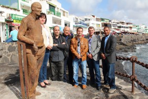 El pueblo descubre una escultura del artista Chano Navarro en homenaje a  las generaciones del Archipiélago que forjaron el estado de bienestar 