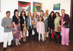 La artista Tina Caramellino, doce de sus alumnos y una creadora invitada exponen más de ochenta obras en la Casa de la Cultura de Yaiza. 