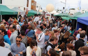 Miles de personas disfrutan a placer de un fin de semana espectacular marcado por la gastronomía, los vinos y la música arrolladora de Los Salvapantallas y la Parranda Janubio.