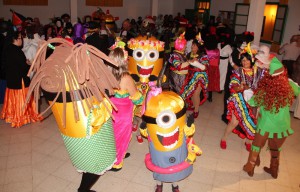 El pueblo vive entusiasta el tradicional baile de Carnaval animado por Los Salineros de La Hoya y Pal’ Porrón.