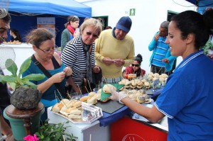 Miles de personas estuvieron los dos días de Feria en Playa Blanca disfrutando de la buena cocina, quesos, vinos y de actuaciones musicales.
