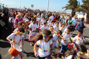 Alumnos, profesores y familias se integraron en una bonita actividad con motivo del Carnaval de Playa Blanca 2014.