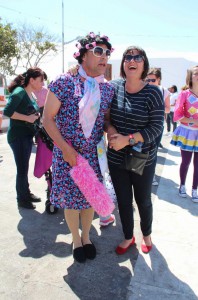 La alcaldesa se encontró con una vieja amiga en la Plaza del Carmen.