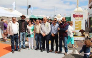 Representantes del Cabildo y del Ayuntamiento de Yaiza. 