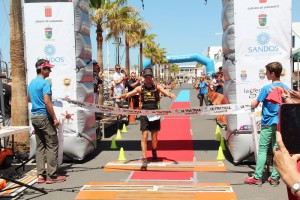 El atleta cántabro afincado en la Isla gana por tercer año consecutivo la prueba reina de la Ultratrail Lanzarote dominando los 84 kilómetros de recorrido. 