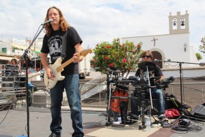 Slyguitar Band animó la feria con versiones de rockeras. 
