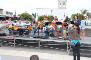 Jóvenes músicos del municipio de Yaiza dirigidos por Clotildo Martín.