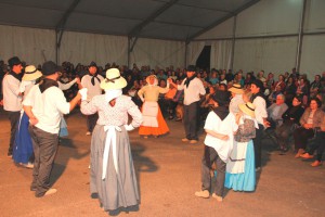 Cuerpo de baile de la Agrupación Folklórica Rubicón. 