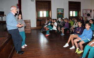 Alumnos de 5º y 6º de Primaria entrevistan al escritor Joaquín Nieto Reguera, actividad enmarcada en el Plan Lector que impulsa el colegio. 