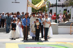 Fe y tradición presidieron la procesión que siguió la senda de las alfombras de sal en la plaza de Los Remedios.   