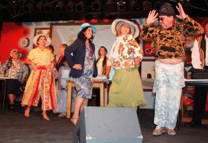 El pueblo participa activamente de la organización y de actuaciones como la puesta en escena ‘Galerías Femes’, ovacionada por el público asistente. 