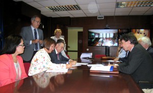 El documento firmado deja constancia de la obligación de los promotores de Montaña Roja  de suscribir un aval por 12,9 millones de euros que garantice la terminación de las obras de urbanización. 