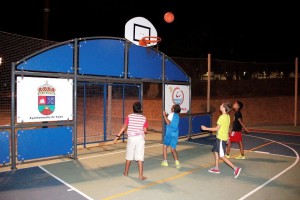 La cancha permite jugar fútbol sala y baloncesto. 