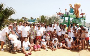 Niños, familias, monitores y voluntarios de la Asociación participan de una jornada de confraternización en este parque acuático de Playa Blanca. 
