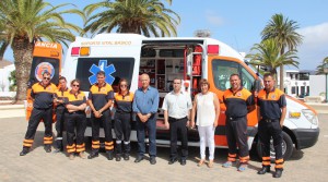 La unidad de soporte vital básico, a cargo de la Agrupación de Protección Civil de Yaiza, se entrega totalmente equipada para mejorar los servicios preventivos y de emergencia en el sur de Lanzarote.