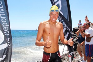 El joven vence en la Travesía Hesperia Lanzarote de Puerto Calero y es más líder de la Copa en Aguas Abiertas. 