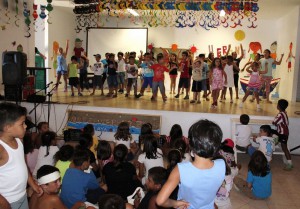 Menores y familias participan en el encuentro de fin de programa celebrado en el centro sociocultural de Las Breñas.