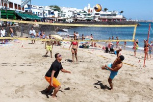 Vecinos y turistas se integran en las jornadas del fin de semana con deporte recreativo y solidario, cine en la playa y concurso canino popular, entre otras actividades. 