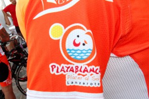 El logo de Playa Blanca luce en la indumentaria de los deportistas. 