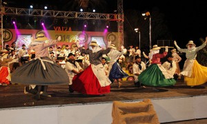 La actuación de la Agrupación sureña, junto a solistas y bailadores invitados,  desborda emociones en la plaza de Yaiza.