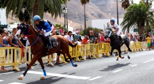 El público anima la primera competición en asfalto celebrada en Lanzarote. El jockey Seidán Moreno, feliz de ganar en su tierra montando un pura sangre. 