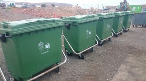 l cambio de 150 unidades  inicia en Playa Quemada y Puerto Calero. El Ayuntamiento instala sujeta contenedores para mantenerlos ordenados en vía pública. 