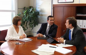 Gladys Acuña expone  personalmente el interés del Ayuntamiento y de los vecinos al director general Pablo Saavedra con la mediación del senador Óscar Luzardo.