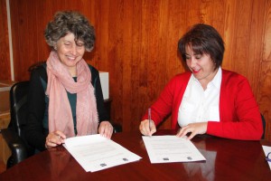 Gladys Acuña firma un convenio con la Universidad a Distancia para complementar la formación de los alumnos y promover cursos y conferencias en el municipio. 