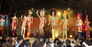 La plaza abarrotada ovaciona el espectáculo de interpretación y música ofrecido por los mejores transgresores de Canarias. 