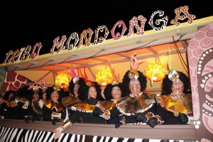 Veintitrés carrozas, veinte grupos de baile y música y cientos de mascaritas participan en el desfile carnavalero más africano.
