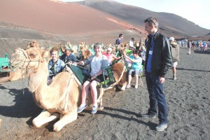 Ejerce de guía a los visitantes en el echadero de camellos del Parque Nacional. 
