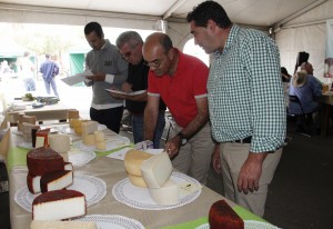 Treinta y cuatro quesos en cuatro categorías participan de la convocatoria promovida por el Ayuntamiento de Yaiza. Tajaste, Montaña Blanca, Los Ajaches y Finca de Uga, queserías premiadas en el Mercado Municipal.