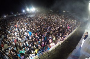 El público disfruta en Playa Blanca del espectáculo musical de siete horas de duración con la actuación de doce grupos, solistas y djs.