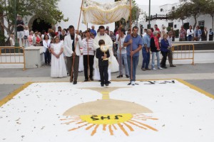 Creyentes peregrinan en la Plaza de Los Remedios sobre los diseños elaborados por colectivos y vecinos del sur de Lanzarote.