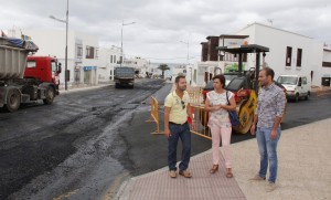 Gladys Acuña destaca que “la intervención reordena el tráfico, crea nuevas plazas de aparcamiento, pasos de peatones y zonas de carga y descarga”. 