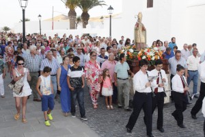 Fieles al santo peregrinan por las calles de Femés a pesar de las altas temperaturas. El pueblo entregado venera al patrón de Lanzarote y Canarias.
