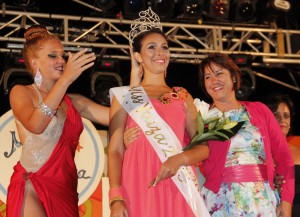 La nueva soberana también es elegida Miss Elegancia y Fotegenia. Miriam Bravo es la nueva reina de las Fiestas del Carmen y Ariadna Ato ostenta Miss Zona Turística.