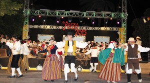 La Agrupación sureña celebra el primer lustro de su Festival junto al Grupo Támbara de Tenerife. Yaiza se rinde al espectáculo de más de un centenar de músicos y bailarines.