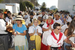 Grupos de toque y baile de varios municipios de Lanzarote y Tenerife animan la romería de honra a la patrona del pueblo.  