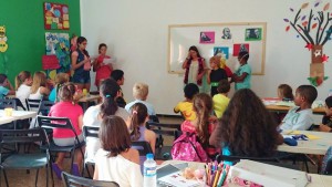 El Ayuntamiento de Yaiza promueve divertidas jornadas literarias todos los viernes en la Biblioteca Municipal de Playa Blanca. Las sesiones  impartidas por Pepa González fomentan la escritura y lectura entre los más jóvenes.