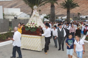 El pueblo sale de procesión y confraterniza animado por la música tradicional canaria. 