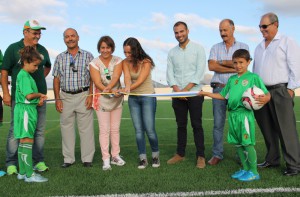 Representantes del Cabildo de Lanzarote y el Ayuntamiento de Yaiza inauguran la instalación en el partido de Tercera división en el que el Unión Sur Yaiza venció 1 - 0 al Unión Puerto de Fuerteventura. 