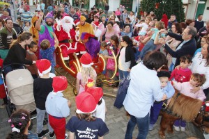 El pueblo se une al pasacalle con Papá Noel y disfruta con el teatro de los niños de Creciendo Yaiza y del animado concierto rockero de Salvapantallas y Boulevard.