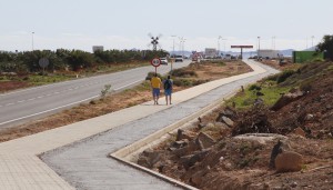 El proyecto municipal, ejecutado por el Cabildo de Lanzarote,  hace parte de las obras de embellecimiento de la zona. Usuarios de la vía disfrutarán en breve de mayor seguridad.  