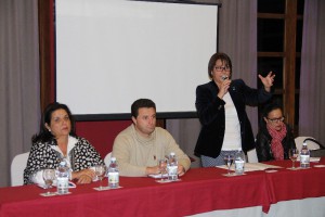 Gladys Acuña traslada personalmente a los vecinos la voluntad del Ayuntamiento que preside. El gobierno municipal reúne en una semana a 50 residenciales para informar del plan de acción que acomete Club Lanzarote. 